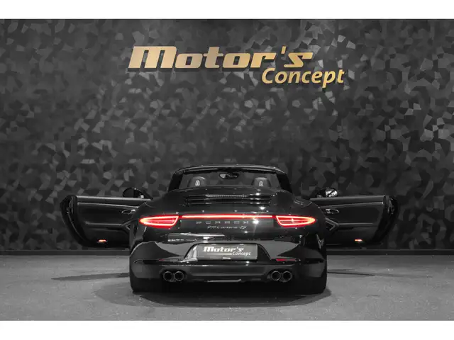 Porsche 911 view 5