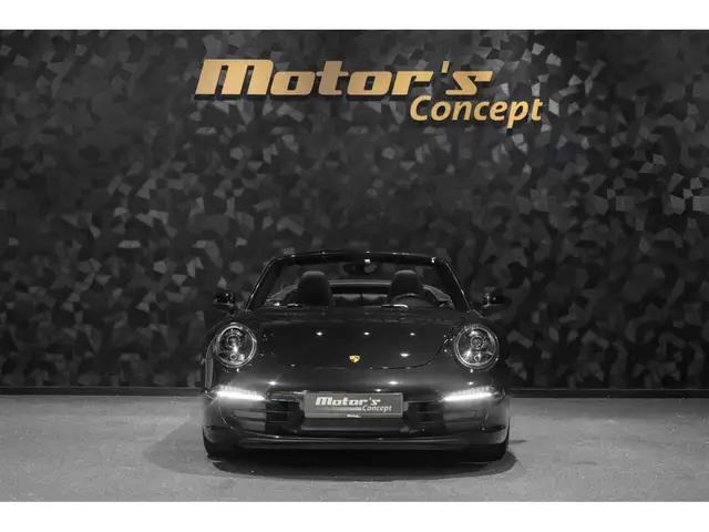 Porsche 911 view 4