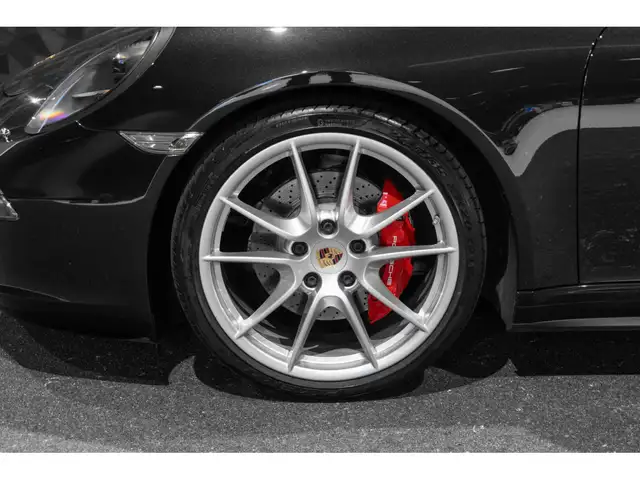 Porsche 911 view 8