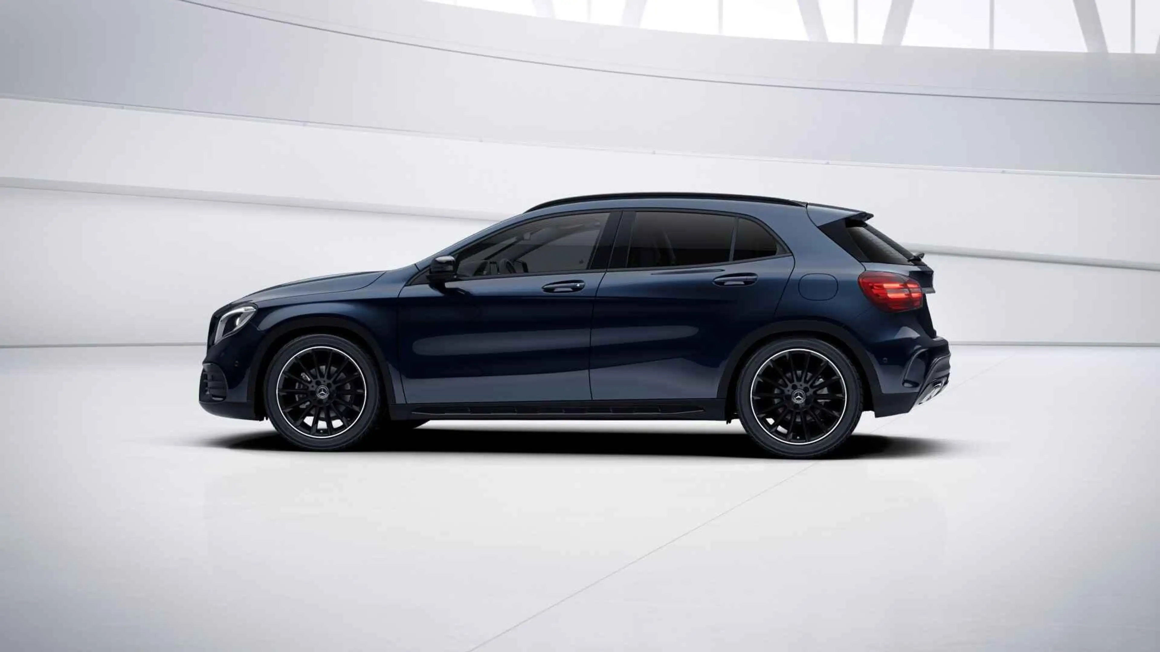 Mercedes-Benz GLA 180 AMG Line | Trekhaak | Panoramisch Dak | Verwarmde — photo 3