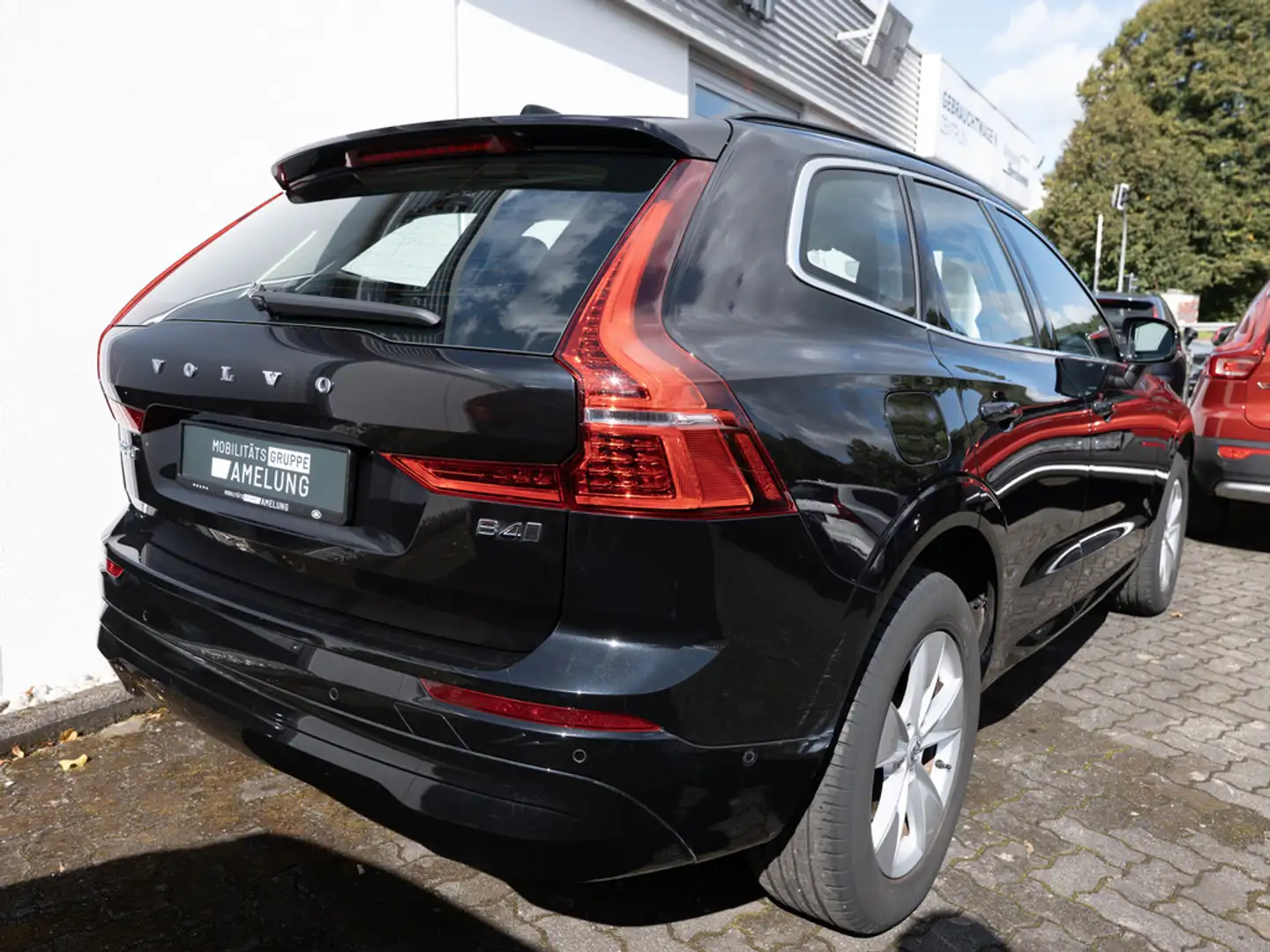 Volvo XC60 B4 Momentum Pro AWD NAVI AHK FACEL. LED Schwarz - 2