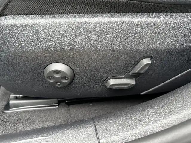 Mercedes-Benz C-Class view 19