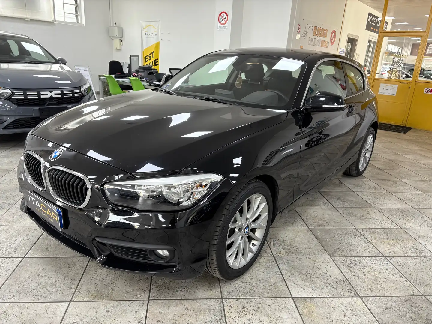 BMW 118 Serie 1 F/20-21 2015 118d Urban 3p Noir - 1