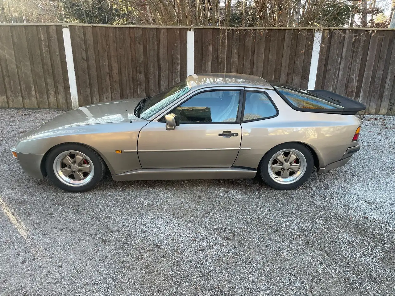Porsche 944