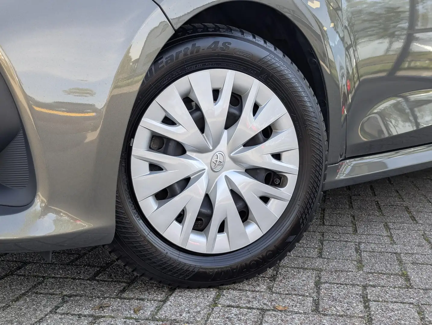 Toyota Yaris 1.5 Hybrid Active | ACC | Climate control | Navi | Grijs - 2