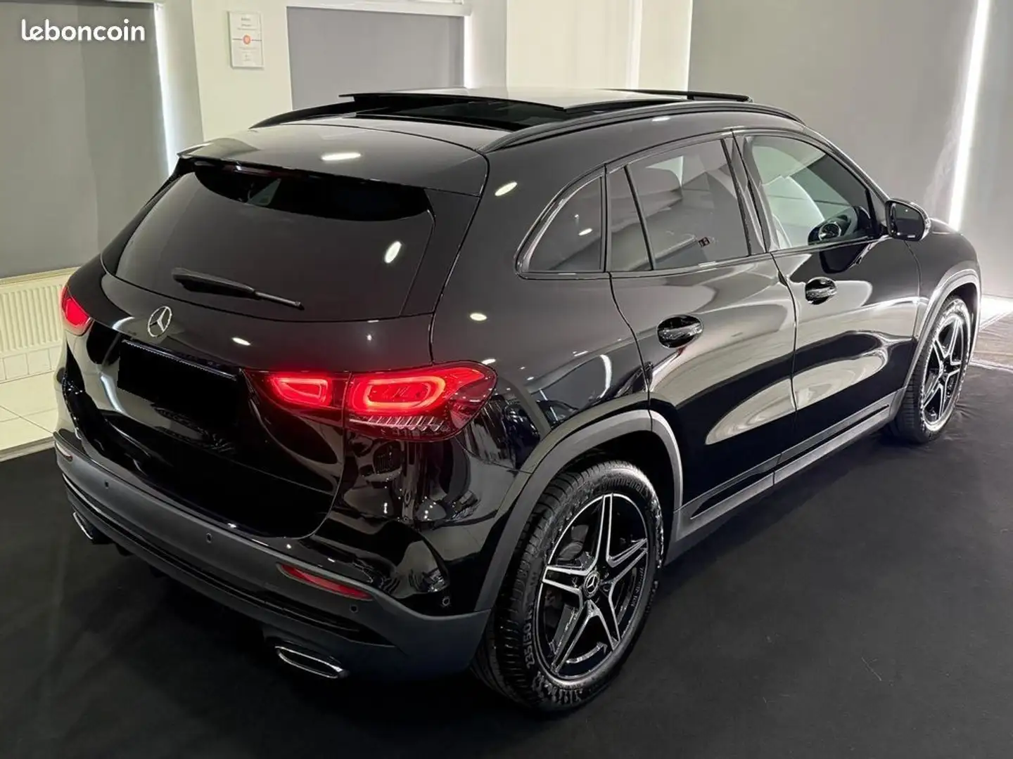 Mercedes-Benz GLA 200 Classe 200 7G-DCT AMG-Line 163CH-GPS-LED-VIRTUAL-CAMERA-TOIT OUVRANT-JANTES 19 Noir - 2