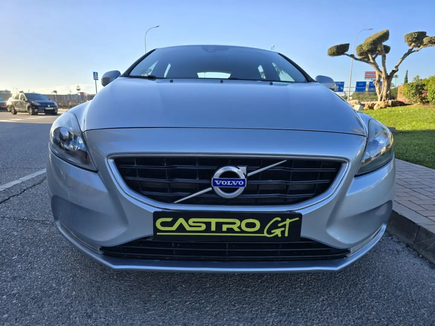 Volvo V40 D2 Momentum 120 Grau - 2