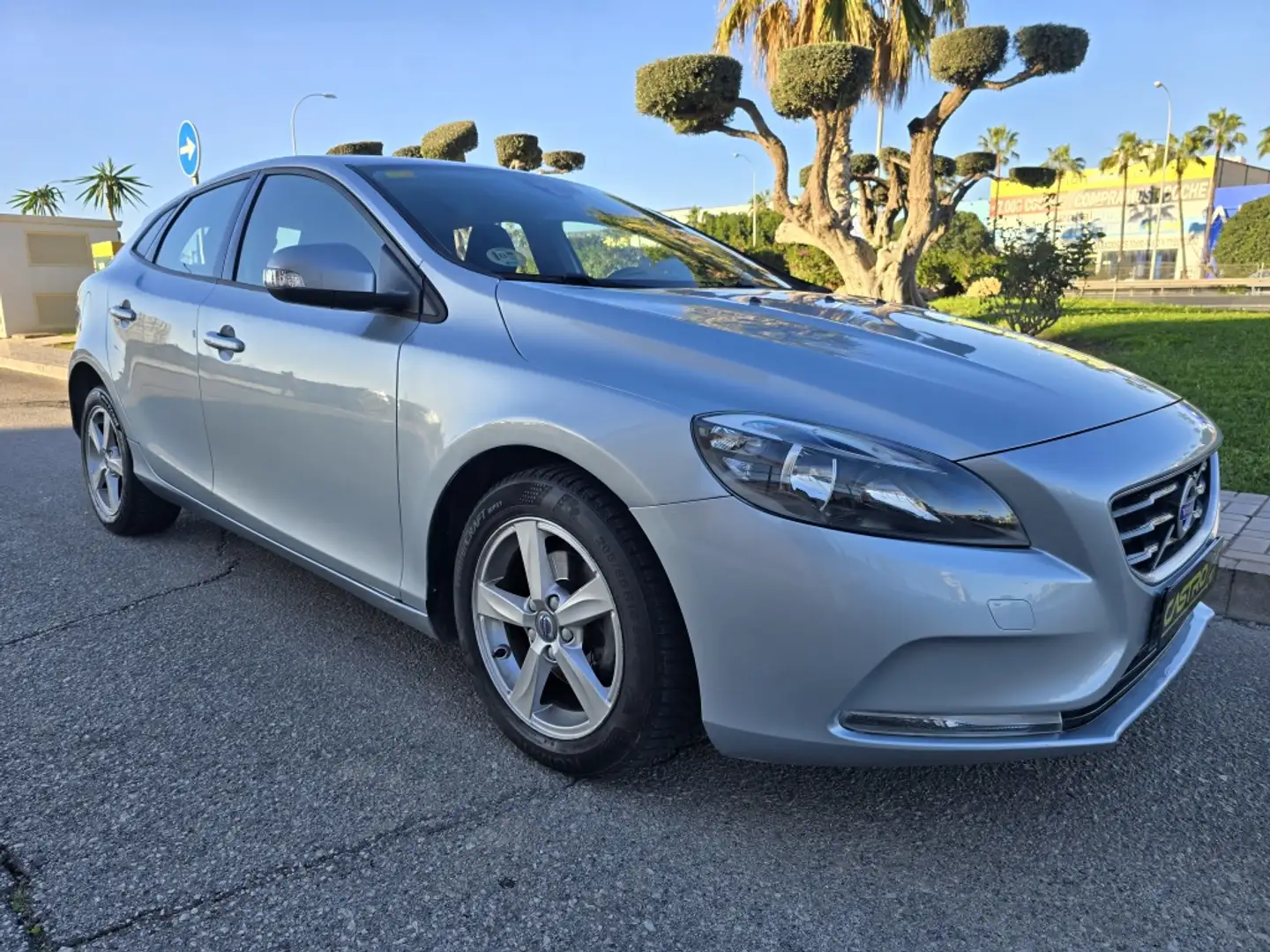 Volvo V40 D2 Momentum 120 Grau - 1