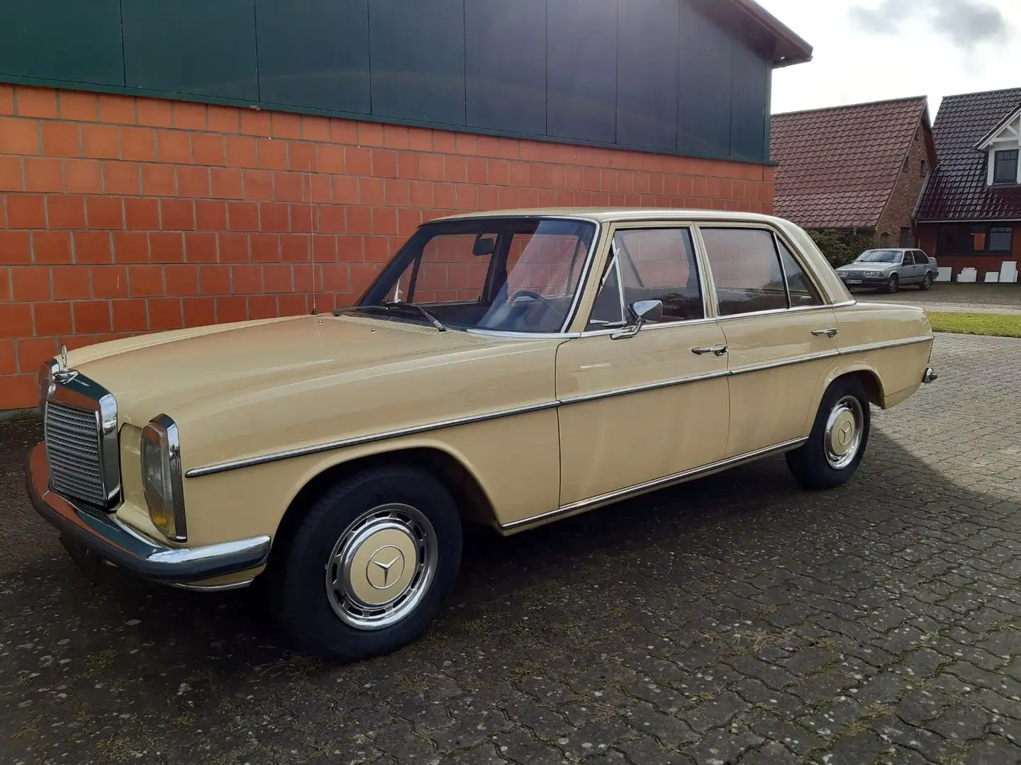 Mercedes-Benz 220 Diesel - W115 - traumhaft gesunder Zustand Jaune - 1