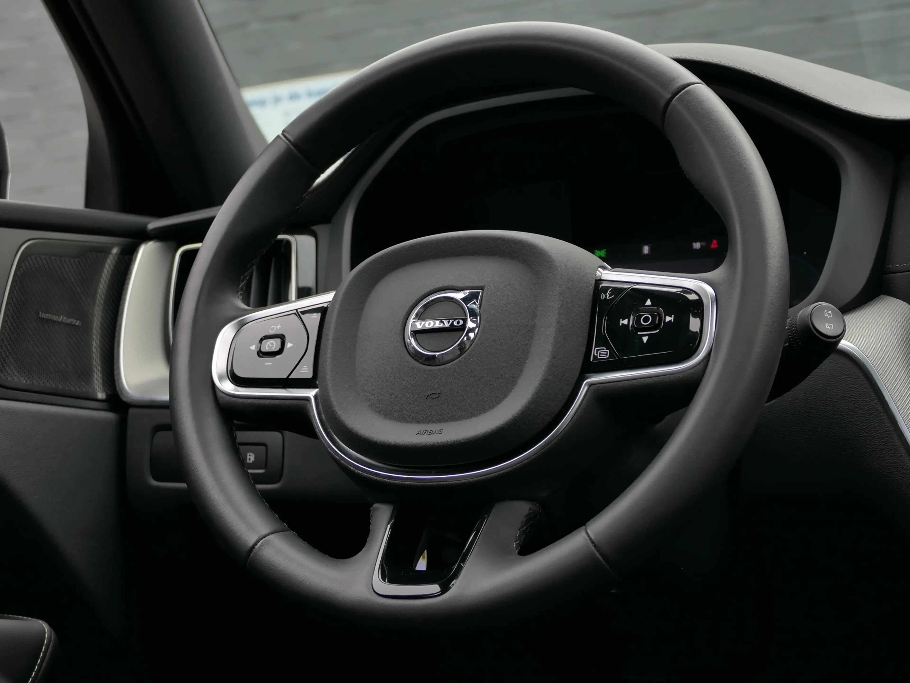 Volvo XC60 2.0 T6 Plug-in hybrid AWD Ultimate Black Edition | — photo 14