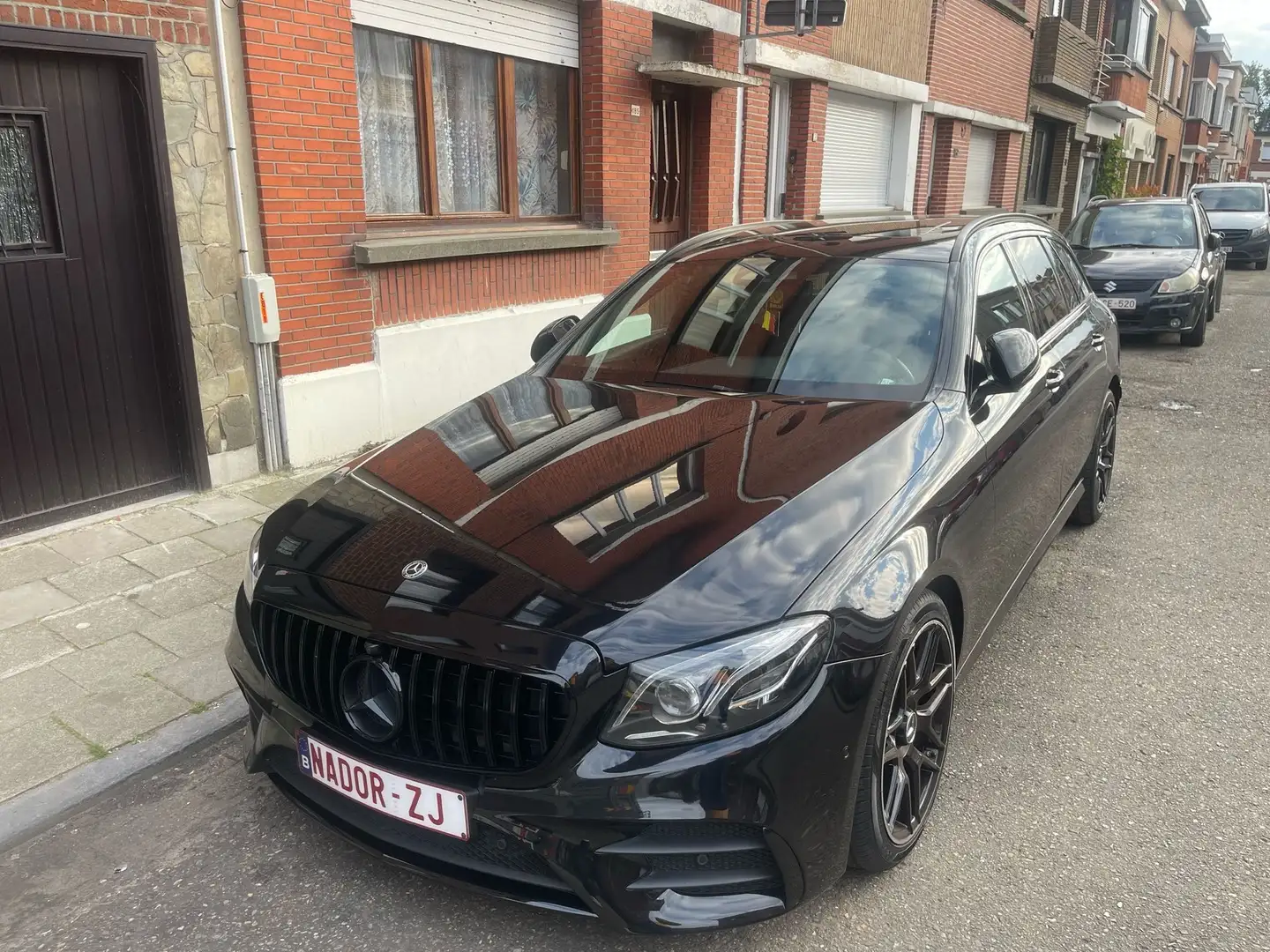 Mercedes-Benz E 200 d T 9G-TRONIC AMG Line - 1