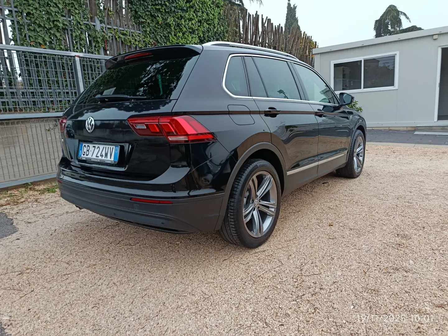 Volkswagen Tiguan Tiguan 2.0 TDI SCR DSG Advanced BlueMotion Technol Zwart - 2