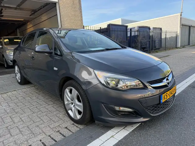 Opel Astra view 5