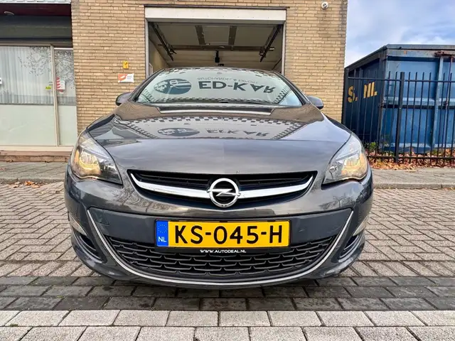 Opel Astra view 4