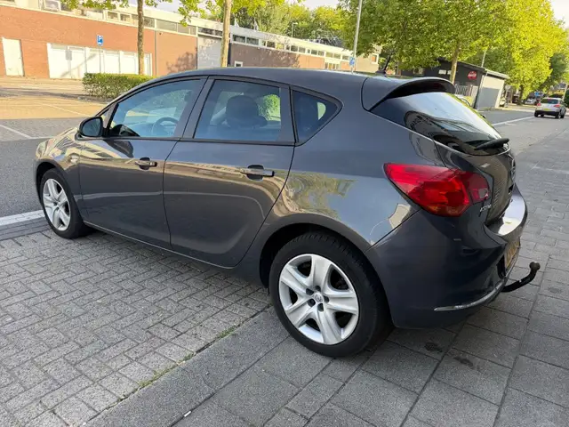 Opel Astra view 8