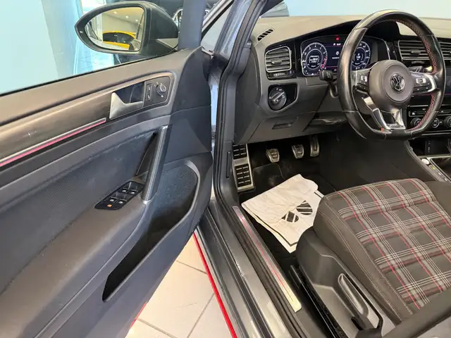 Volkswagen Golf view 6