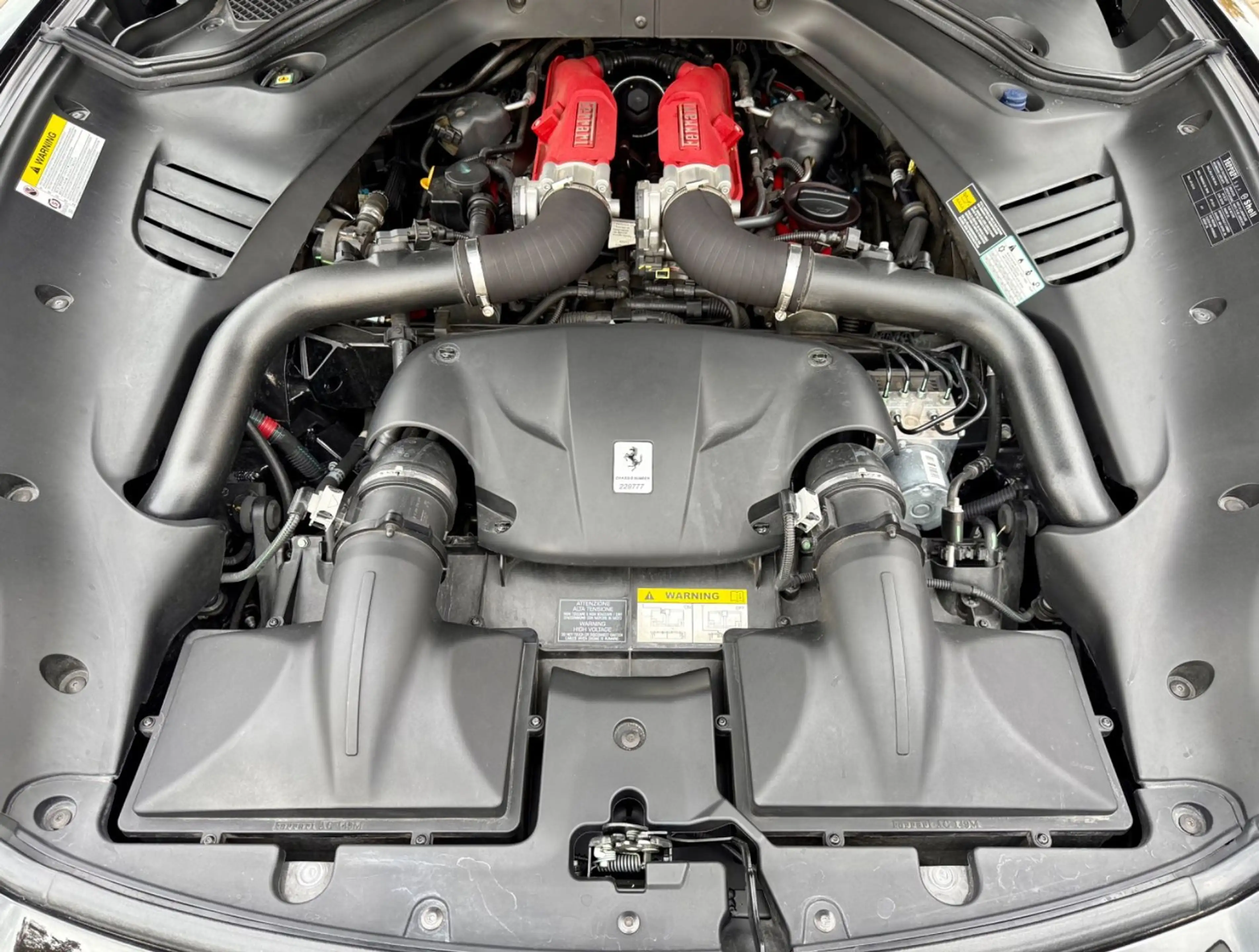 Ferrari California Turbo 3.9 viele Extras , wie neu — photo 13