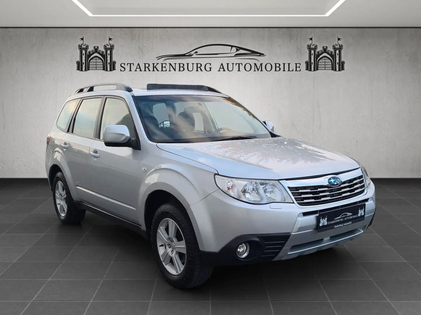 Subaru Forester Comfort/Automatik/Panorama/73Tkm/Allrad Stříbrná - 1
