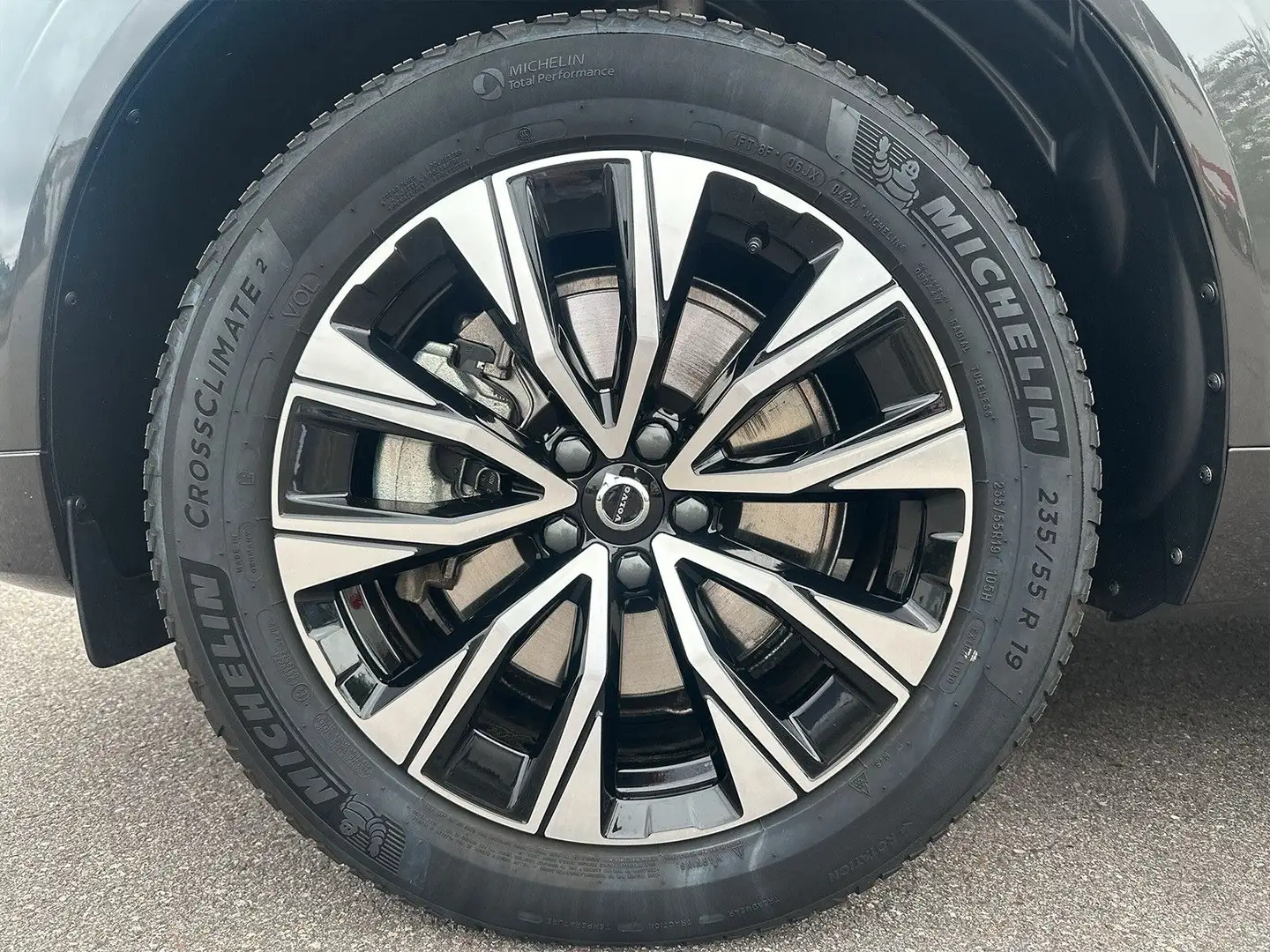 Volvo XC60 B5 AWD Mild-Hybrid Plus Dark AHK ACC BLIS Grau - 2