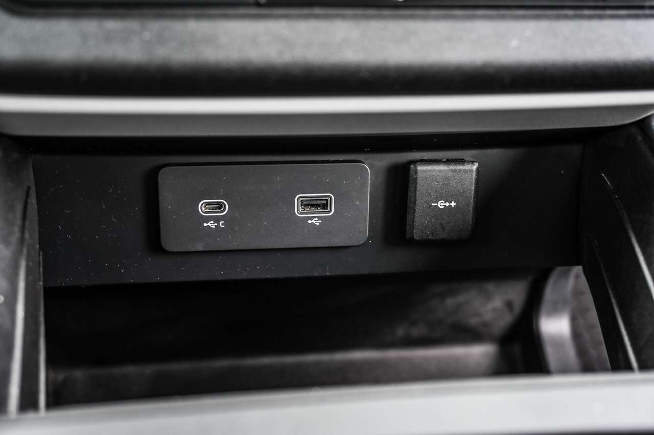 2023 Land Rover Defender 110 P300 S thumb 17