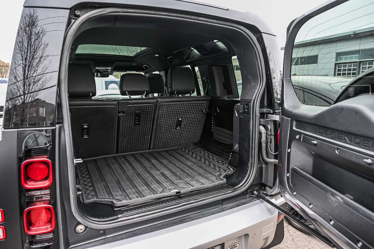 2023 Land Rover Defender 110 P300 S thumb 8