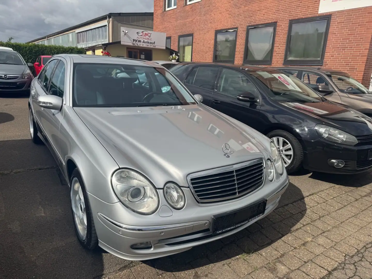 Mercedes-Benz E 320 E -Klasse Lim. E 320 4Matic/Avantgarde Silber - 2