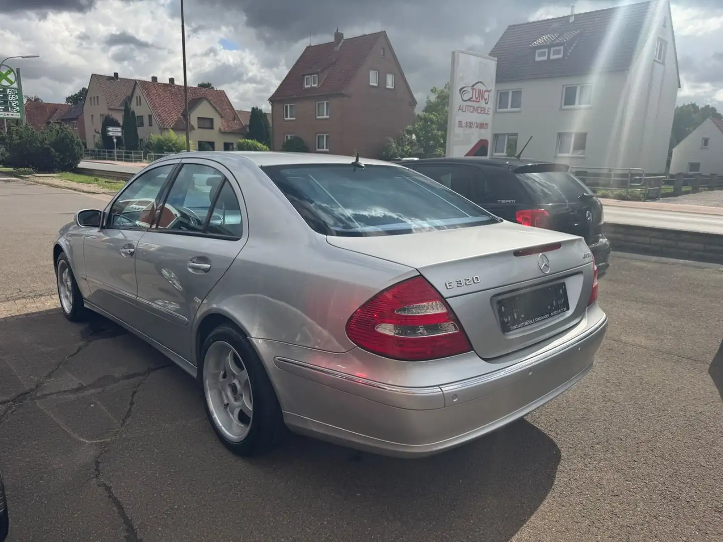 Mercedes-Benz E 320 E -Klasse Lim. E 320 4Matic/Avantgarde Silber - 1
