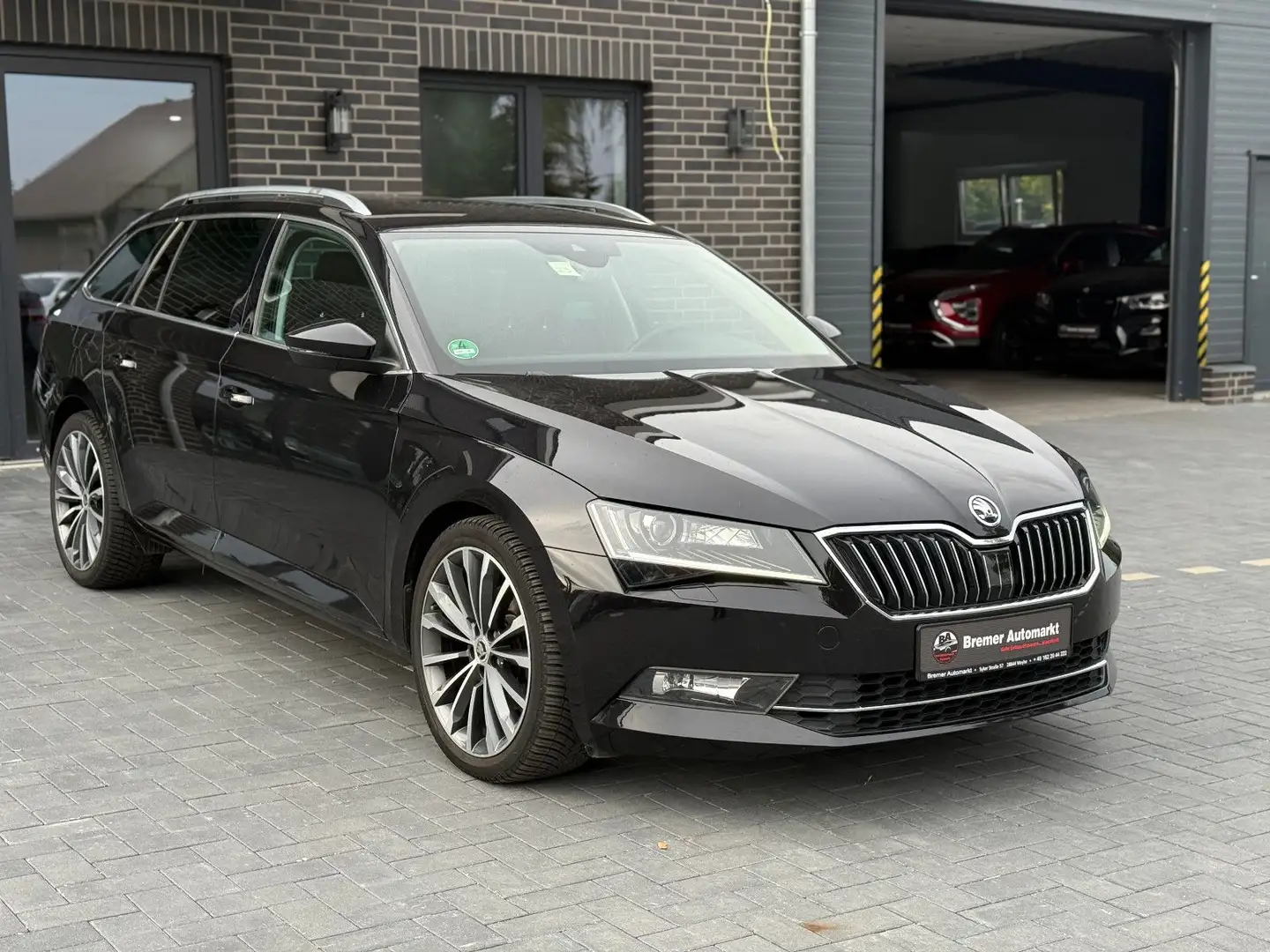 Skoda Superb Combi Style*SHZ*Navi*DSG*PDC*ACC*BiXenon Schwarz - 1