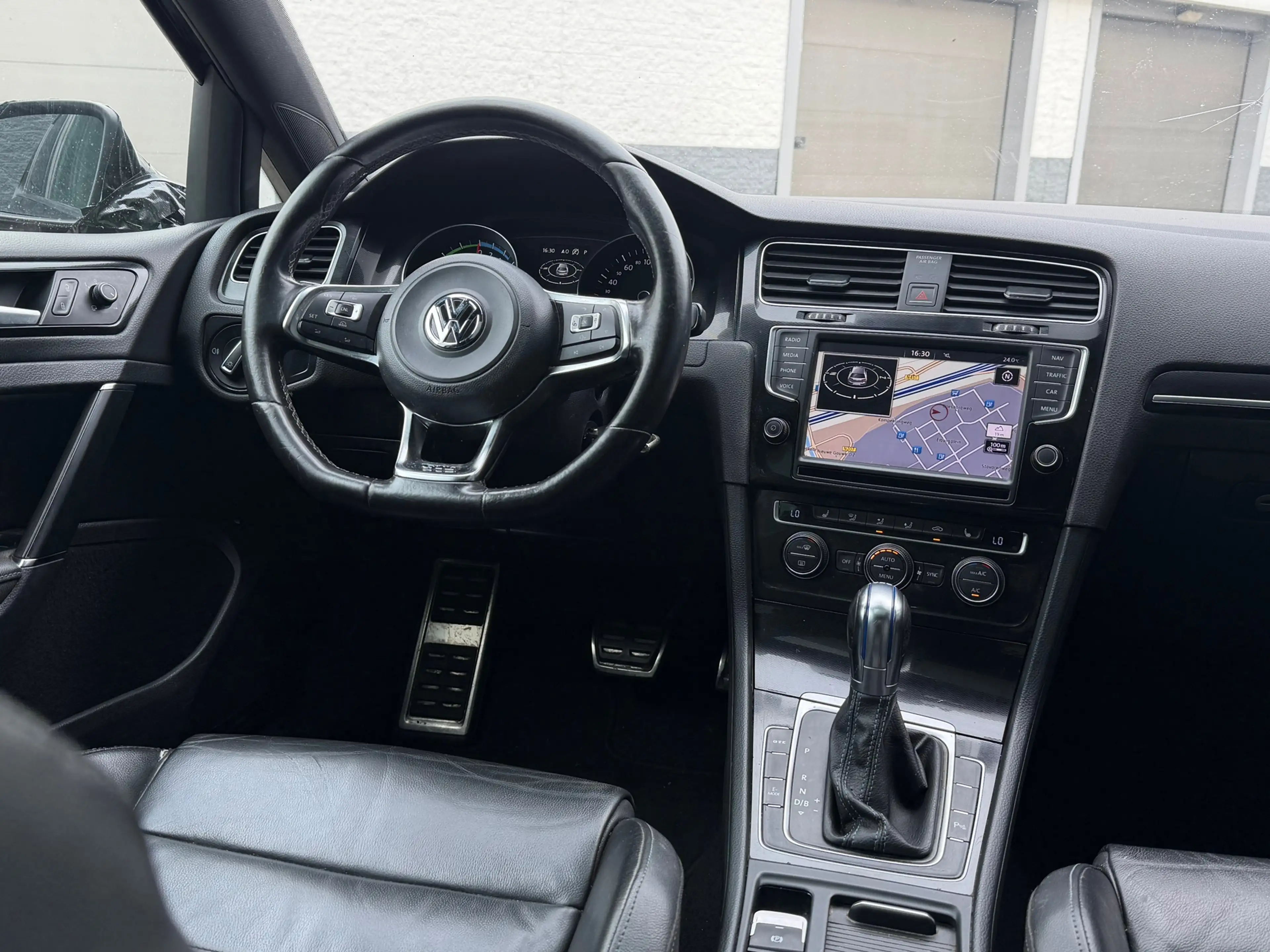 Volkswagen Golf GTE 1.4 TSI PANO/DSG/LEER — photo 12