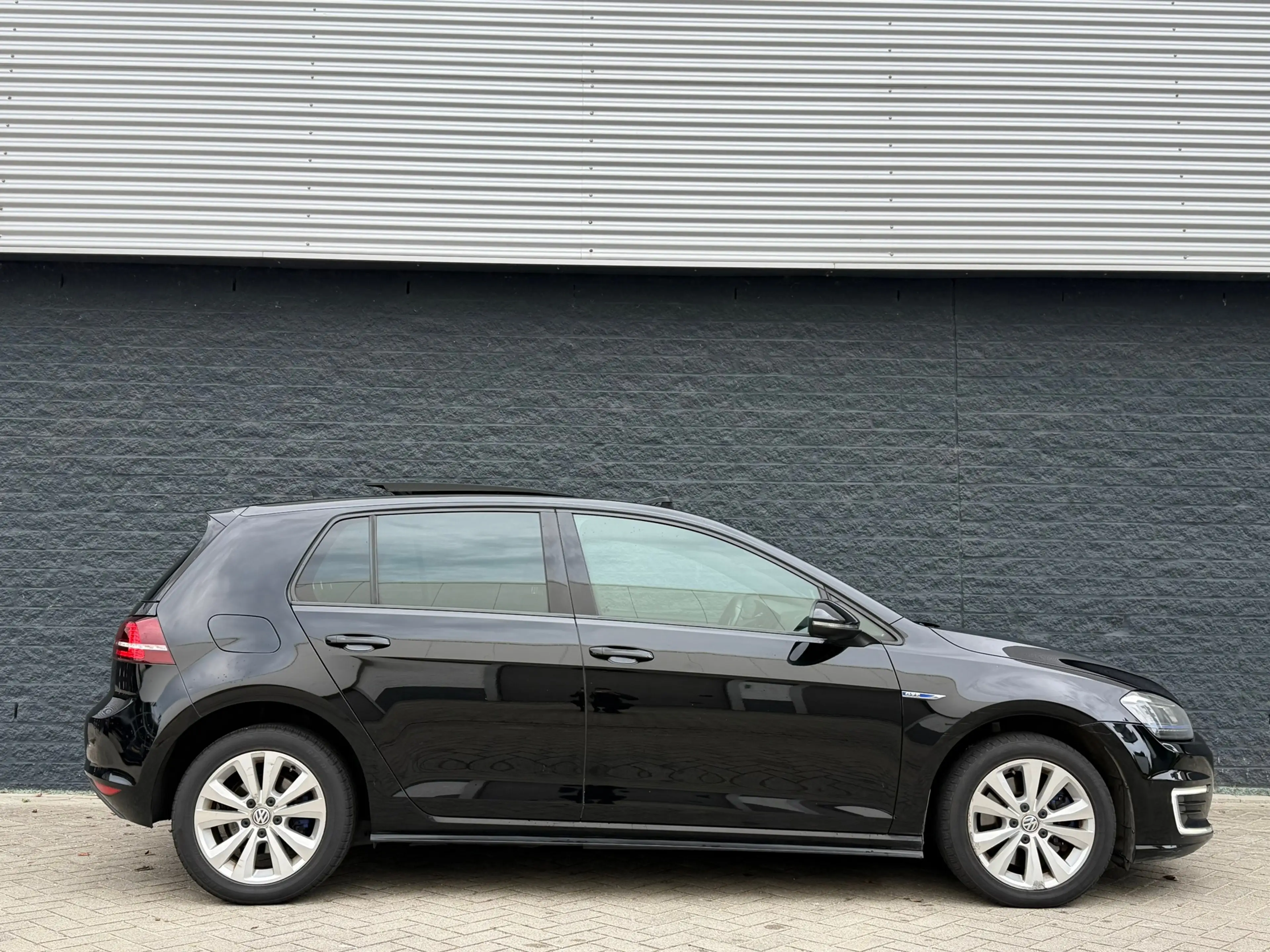 Volkswagen Golf GTE 1.4 TSI PANO/DSG/LEER — photo 2