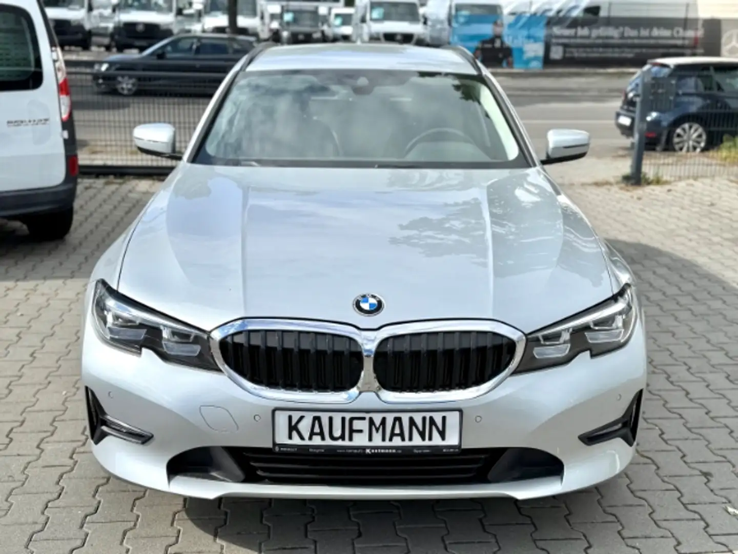 BMW 320 d Touring Navi Digitales Cockpit LED El. Heckklapp Stříbrná - 2