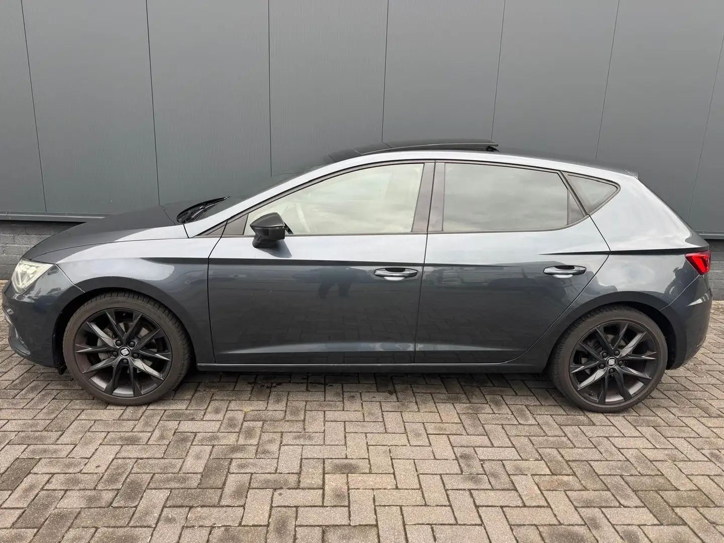 SEAT Leon 1.5 TSI FR Ultimate Edition Black /Virtual /Pano Gris - 2