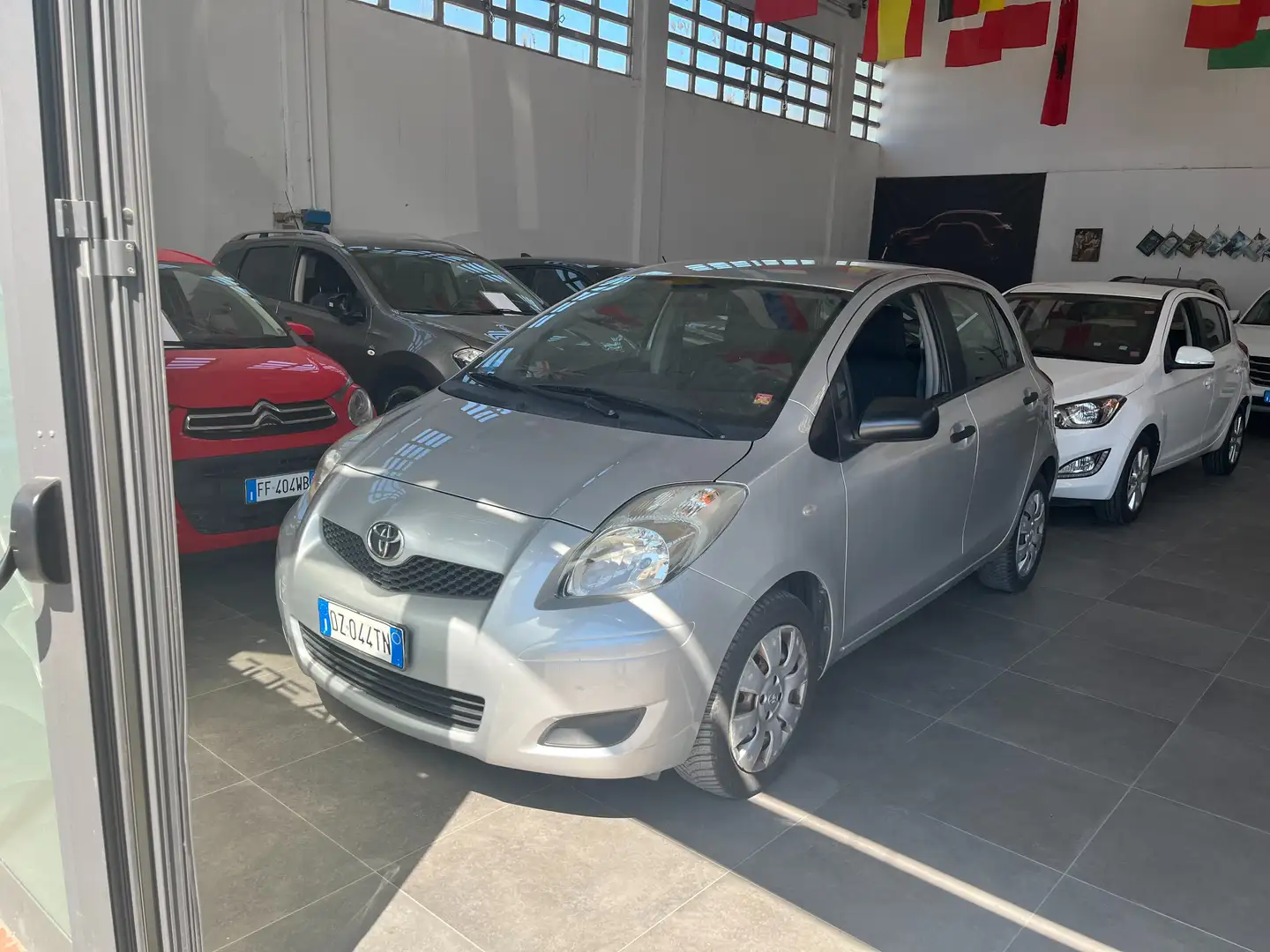 Toyota Yaris Yaris II 2009 5p 1.0 Grigio - 1