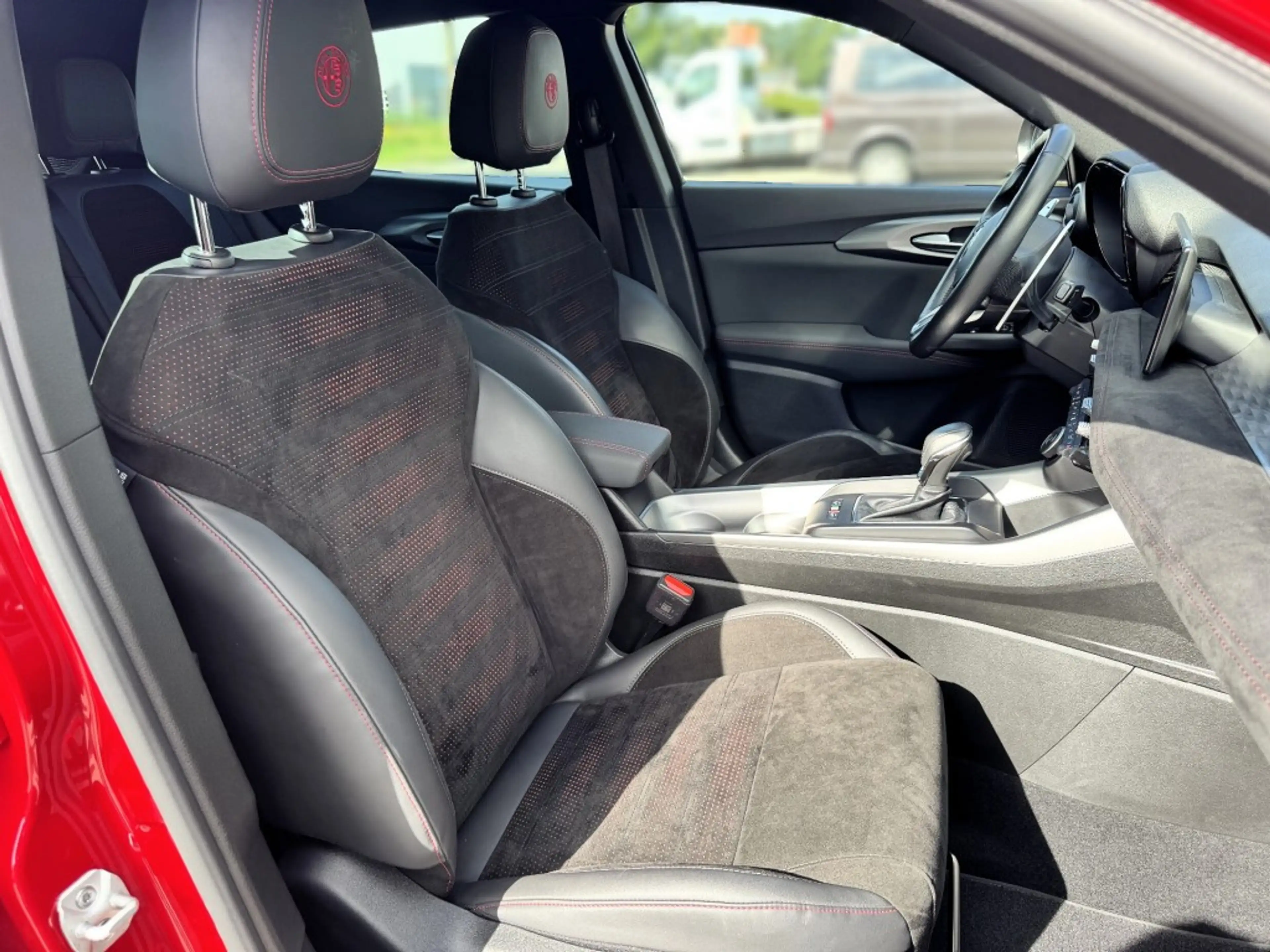 Alfa Romeo Tonale 1.5T HYBRID VELOCE / 360 Camera / Alcantara / 19 I — photo 34