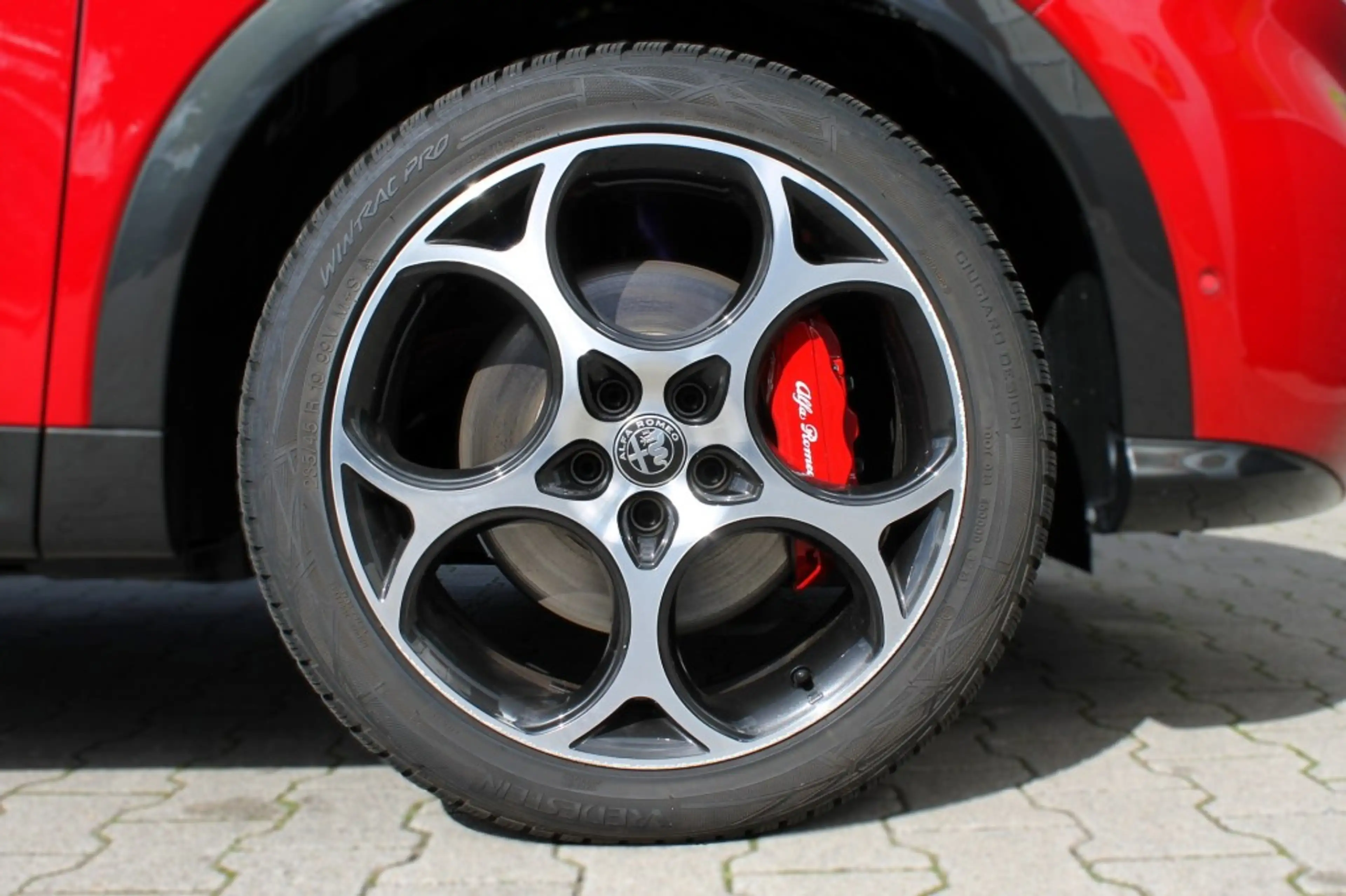 Alfa Romeo Tonale 1.5T HYBRID VELOCE / 360 Camera / Alcantara / 19 I — photo 10