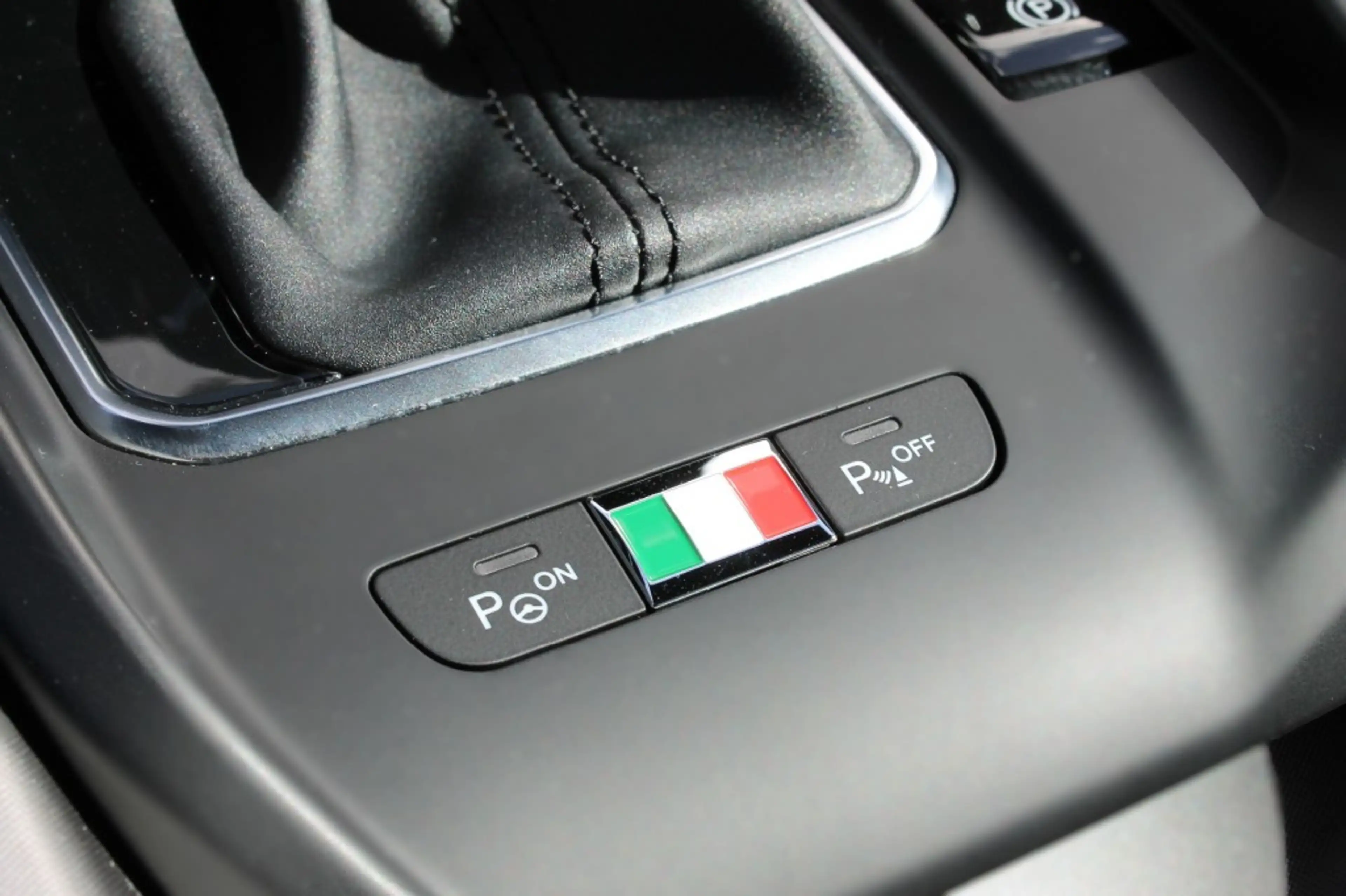 Alfa Romeo Tonale 1.5T HYBRID VELOCE / 360 Camera / Alcantara / 19 I — photo 22