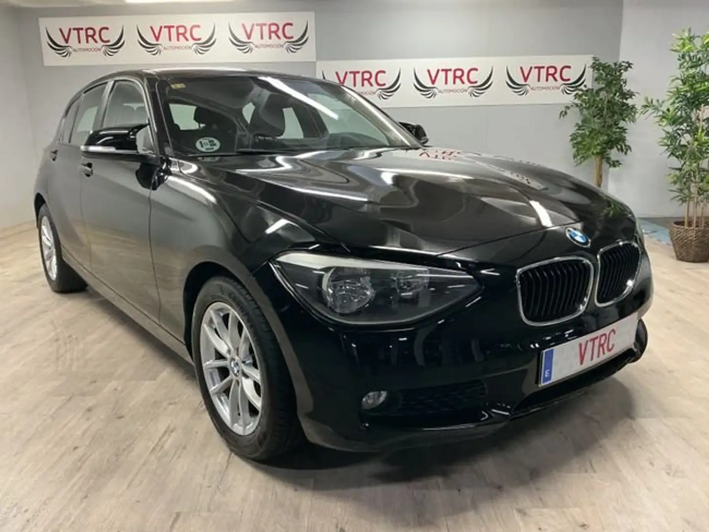 BMW 116 116dA Schwarz - 1