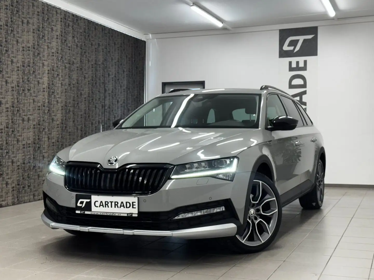 Skoda Superb 2.0 TDI Scout 4x4 Grau - 1