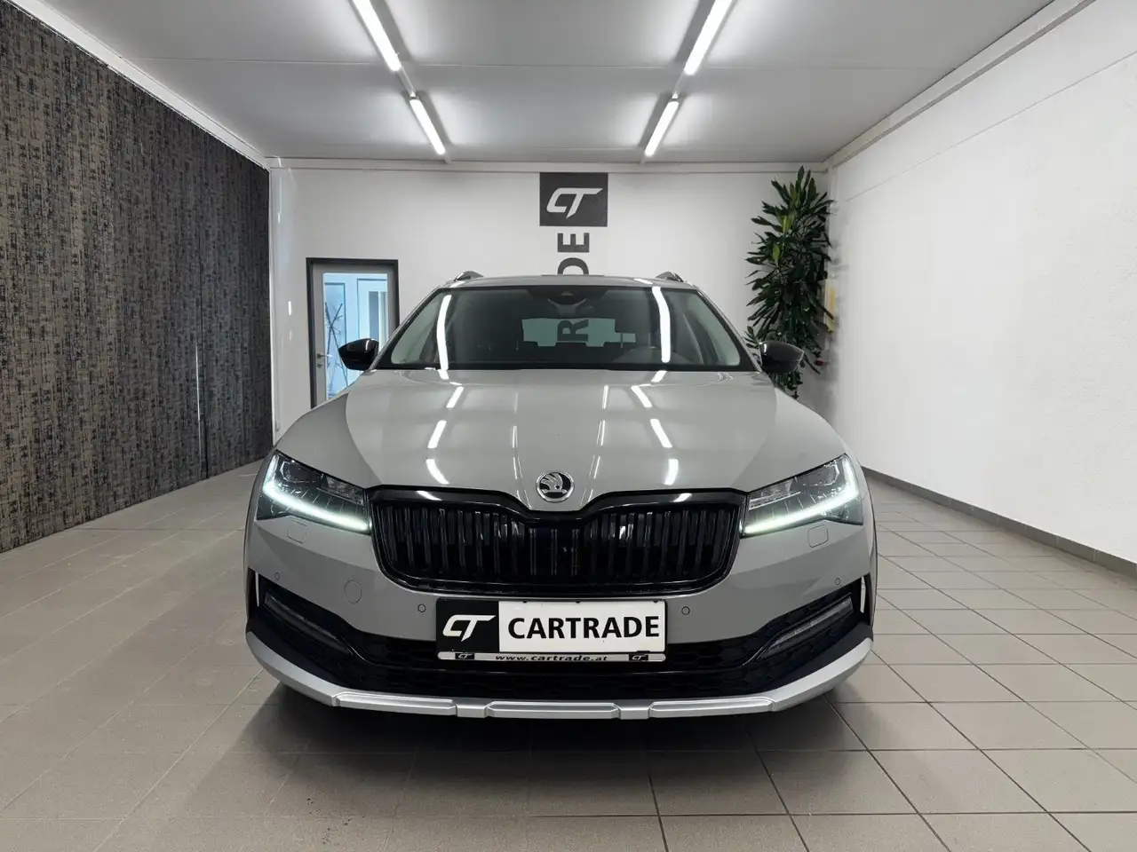 Skoda Superb 2.0 TDI Scout 4x4, миниатюра 3