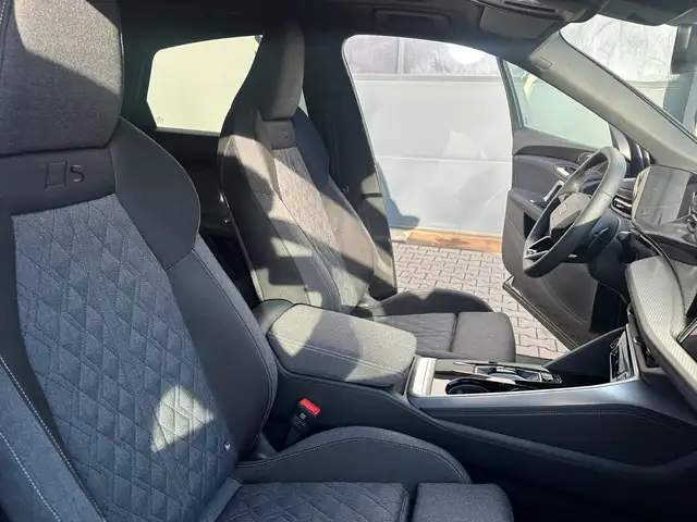 Audi Q5 view 12