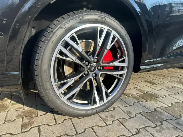 Audi Q5 view 8