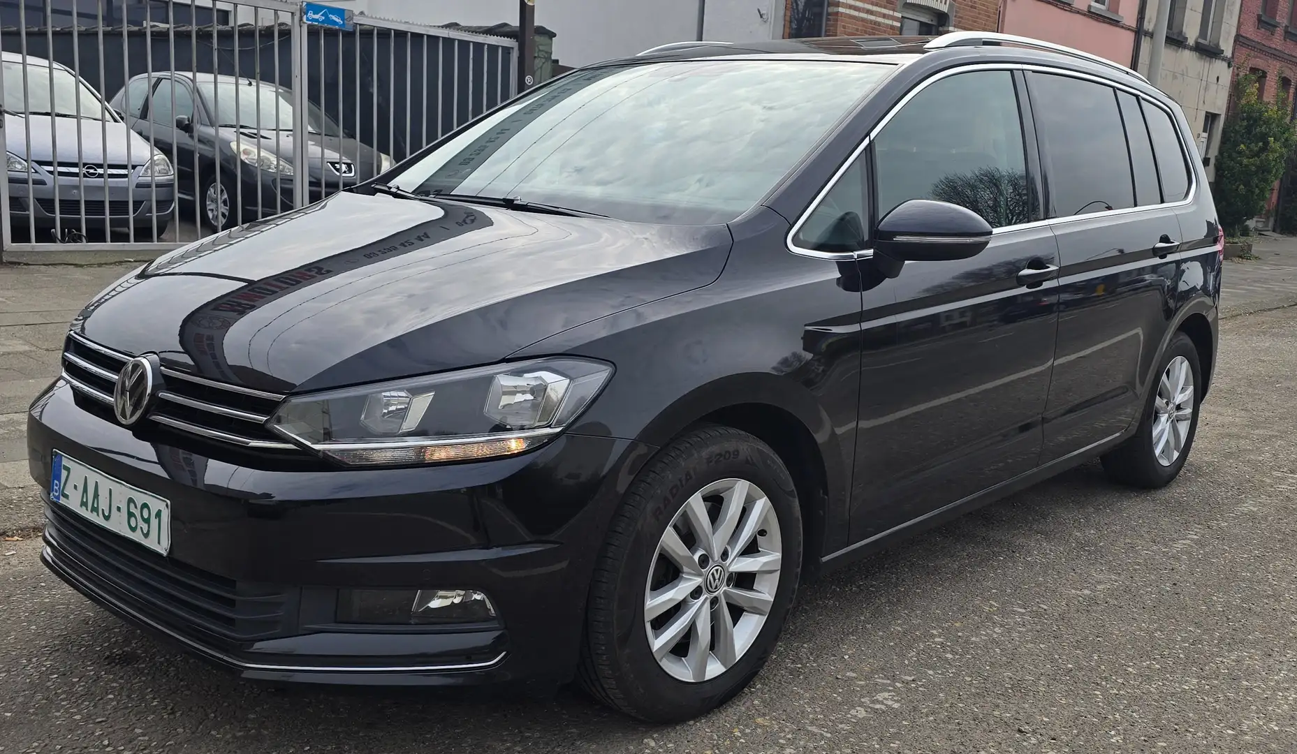 Volkswagen Touran 128 376 km 1.6 TDi SCR Highline Zwart - 1