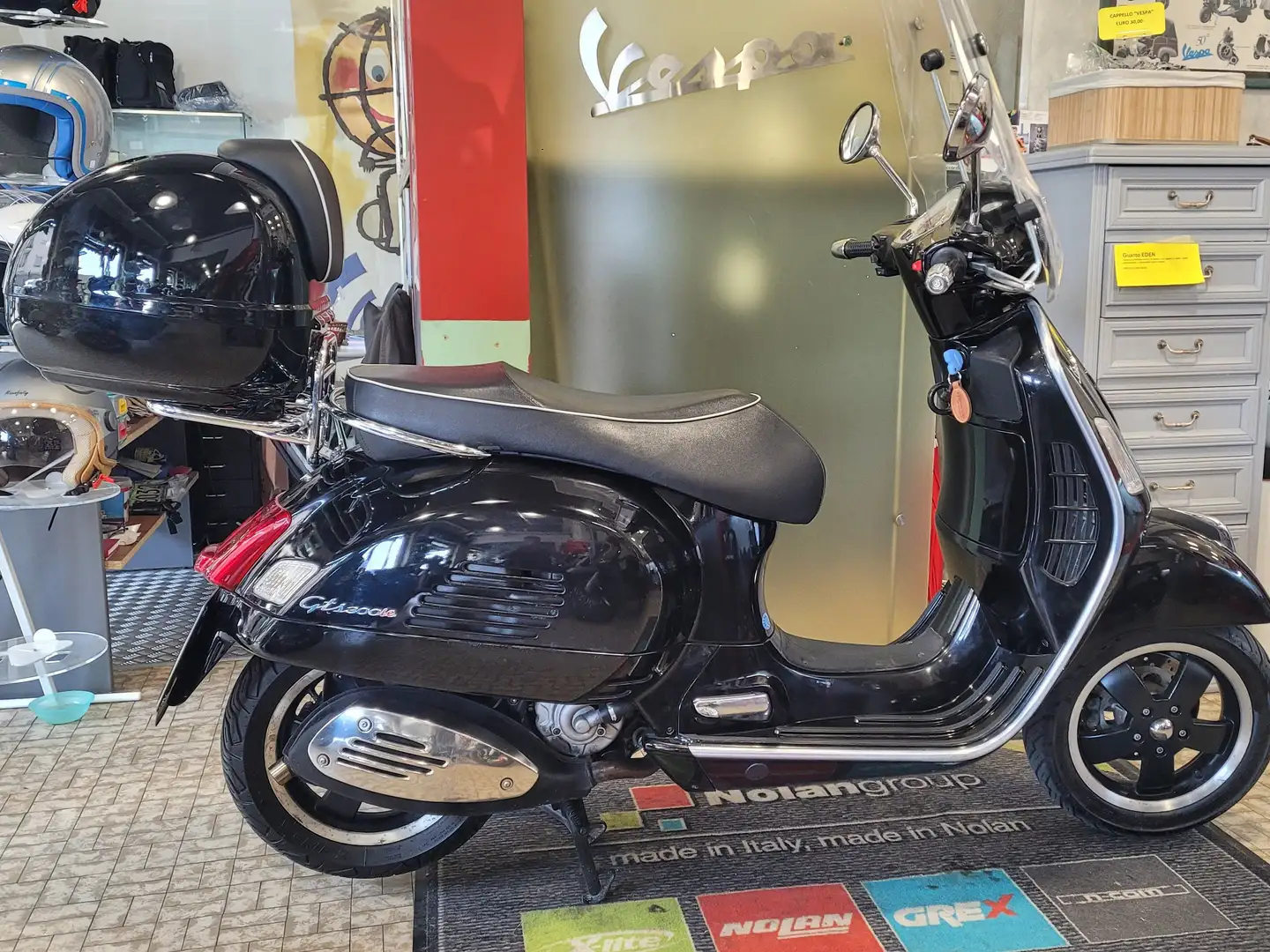 Vespa GTS Super 300 Nero - 1