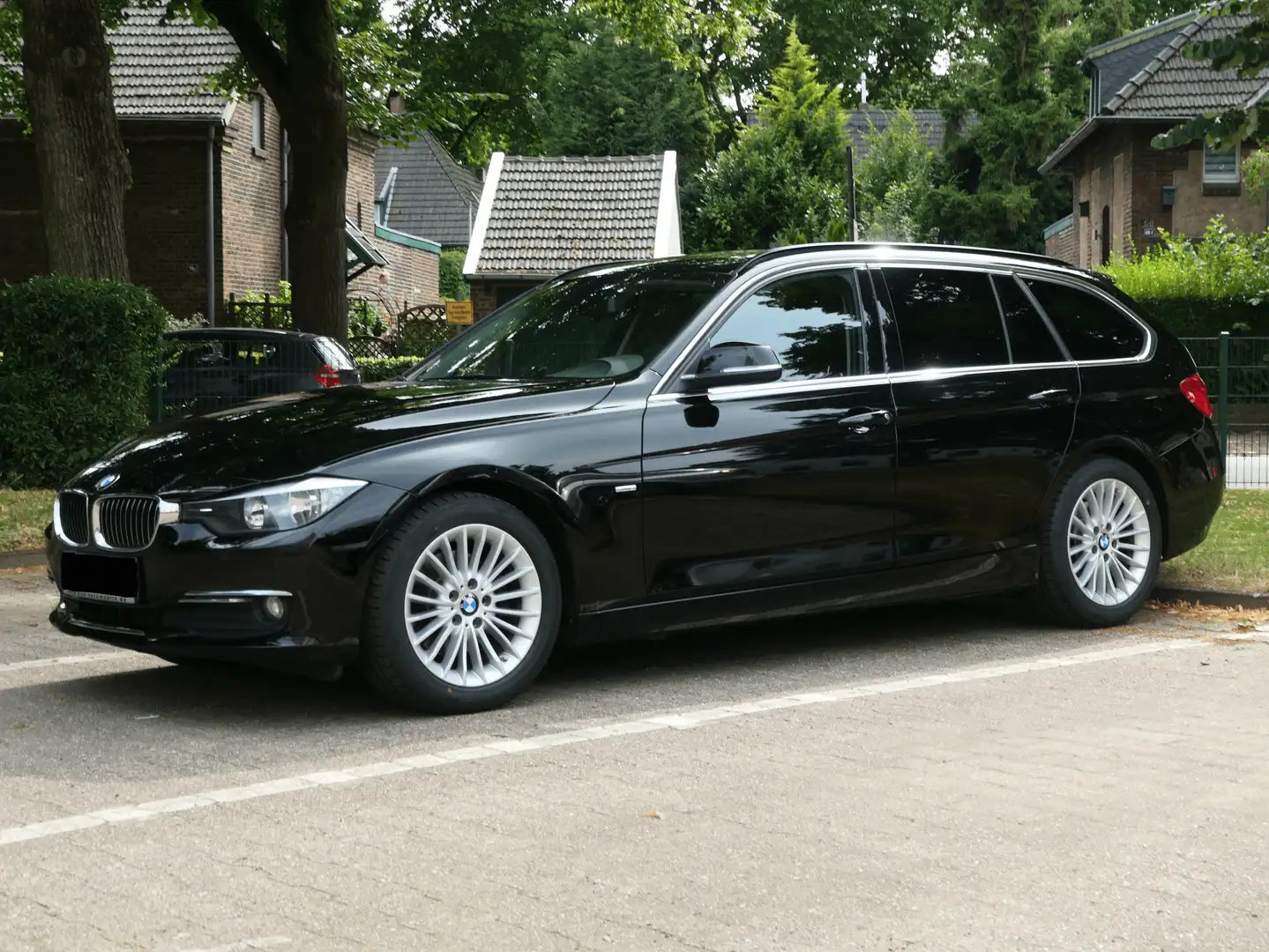 BMW 320 320d Touring Aut. Luxury Line Black - 2