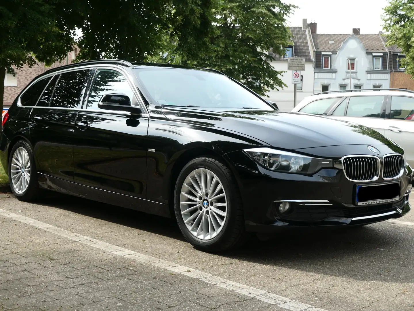BMW 320 320d Touring Aut. Luxury Line Black - 1