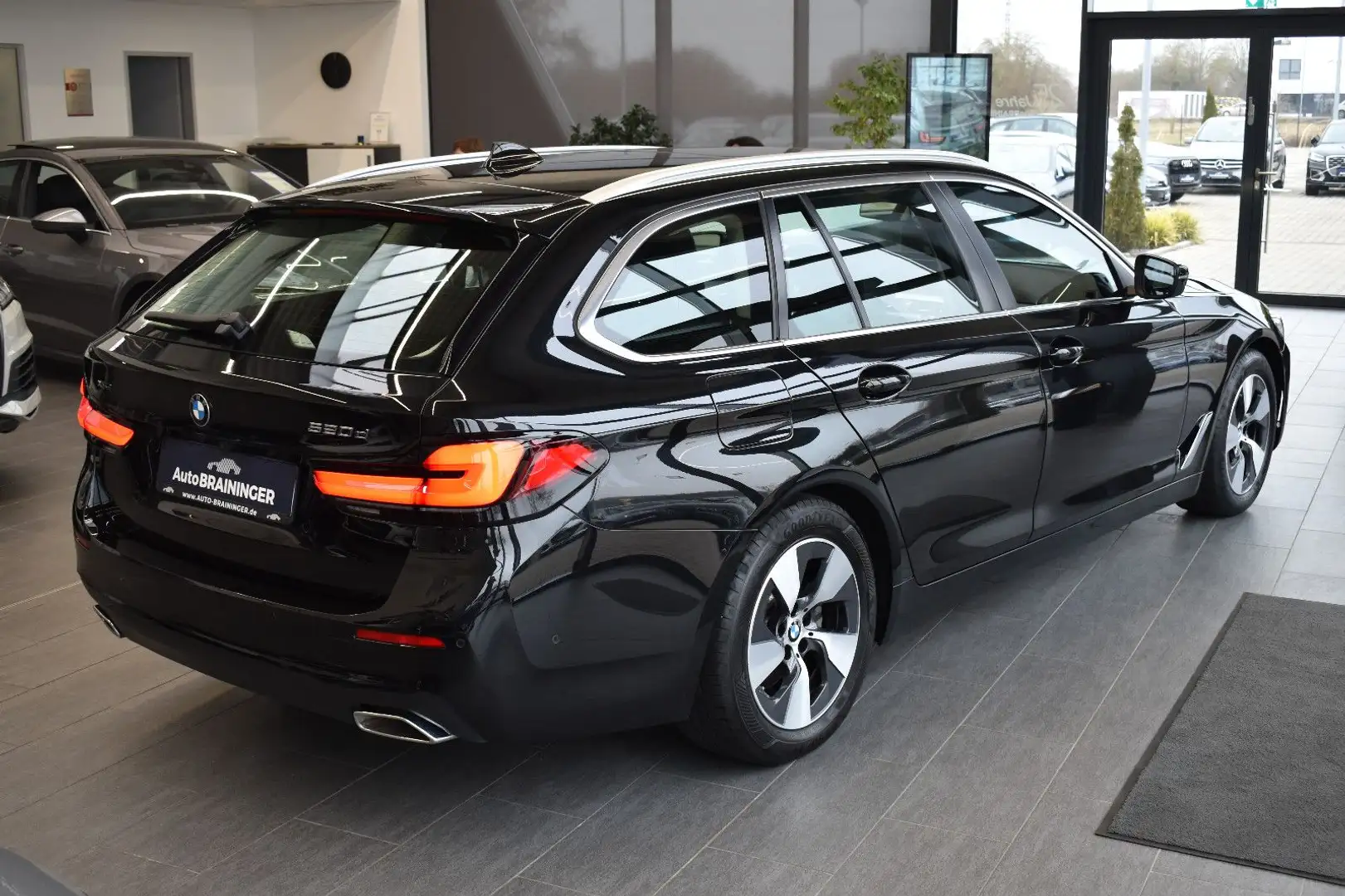 BMW 520 d Touring xDrive Aut. Laser~Pano~LiveCock~HUD Schwarz - 2