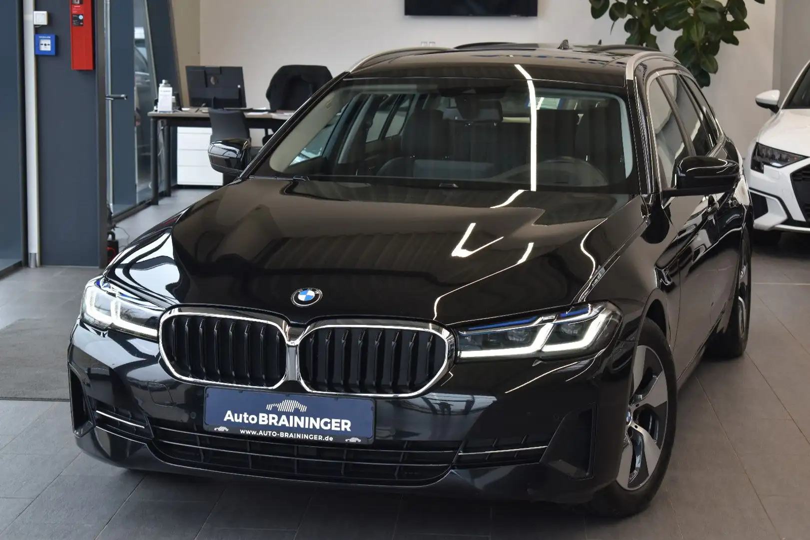 BMW 520 d Touring xDrive Aut. Laser~Pano~LiveCock~HUD Schwarz - 1