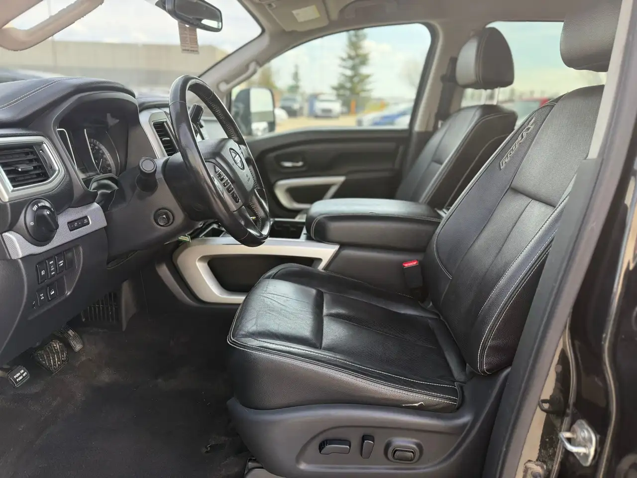 Nissan Titan снимка Nissan Titan