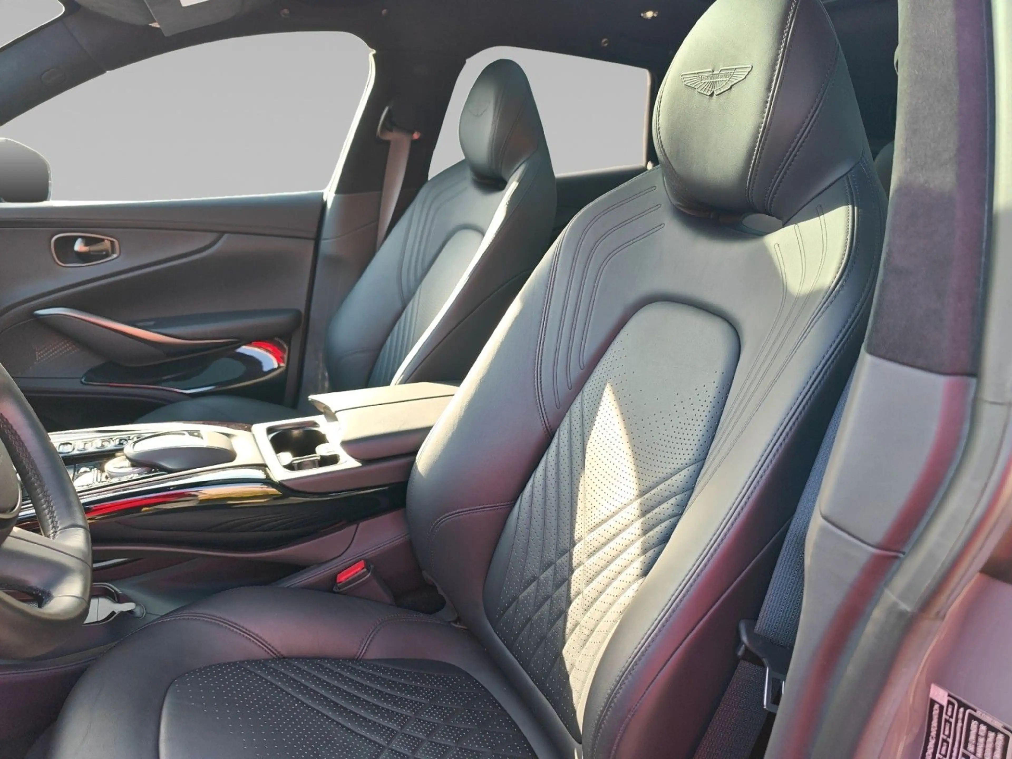 Aston Martin DBX 4.0 V8 /Aston Martin Memmingen — photo 11