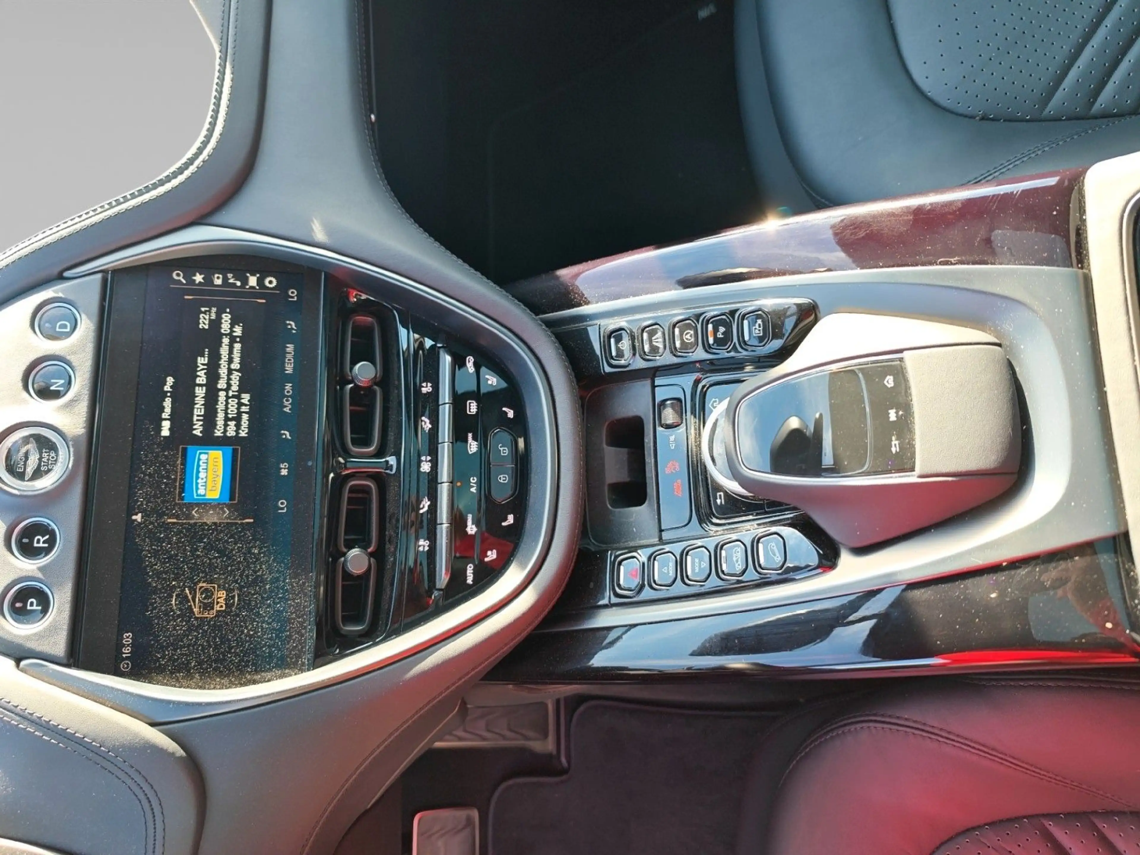 Aston Martin DBX 4.0 V8 /Aston Martin Memmingen — photo 12